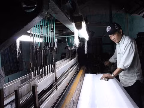 Au village de la soie de Ma Châu, le métier à tisser la tradition ảnh 2