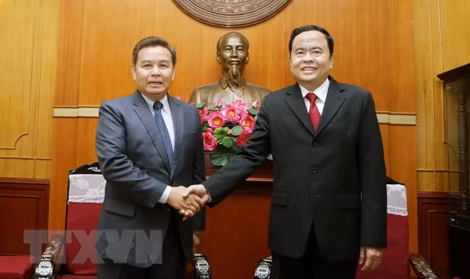 Resserrement des relations entre les Fronts du Vietnam et du Laos ảnh 1