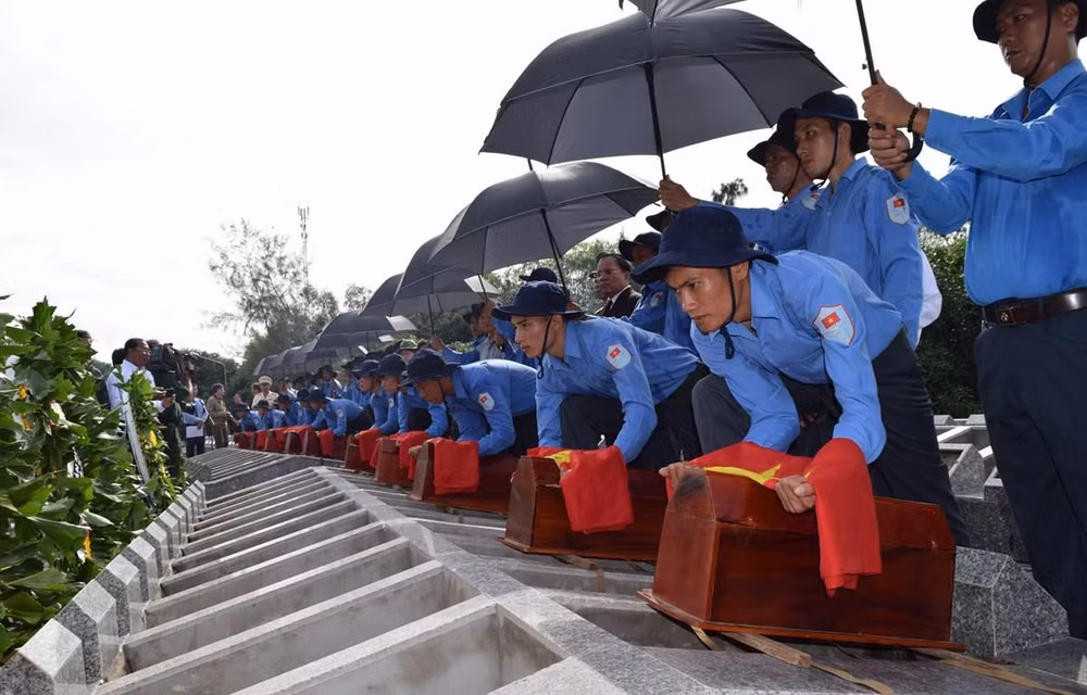 Dong Thap : inhumation de 99 restes de soldats vietnamiens tombés au Cambodge ảnh 1