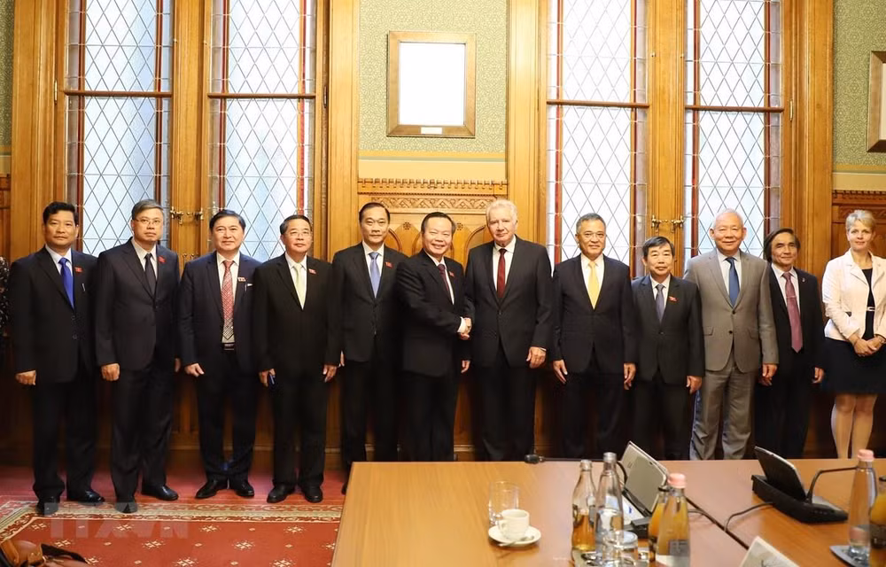 Le vice-président de l’AN Phung Quoc Hien en visite de travail en Hongrie ảnh 1