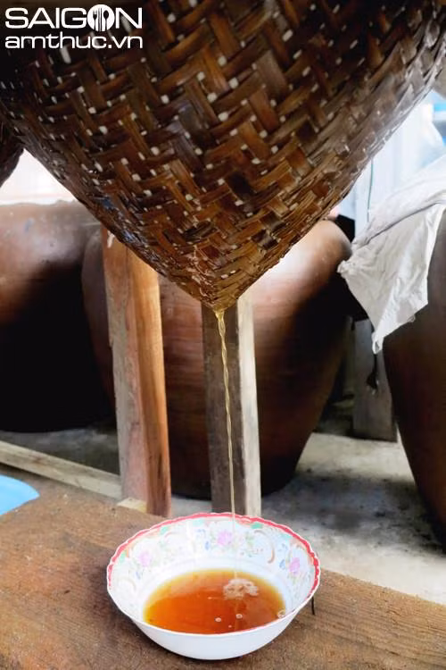 Le village de Nam O conserve la production de la sauce de poisson traditionnelle ảnh 1