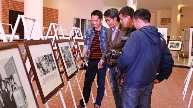 Exposition de photos et de documents sur la promotion des droits de l’homme au Vietnam ảnh 1