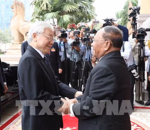 Les activités du secrétaire général du PCV et président Nguyen Phu Trong au Cambodge ảnh 2