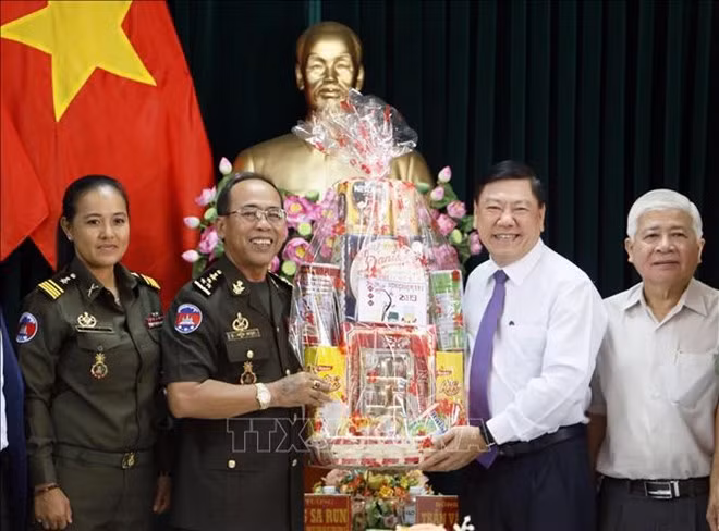 Une délégation militaire cambodgienne en visite à Vinh Long ảnh 1