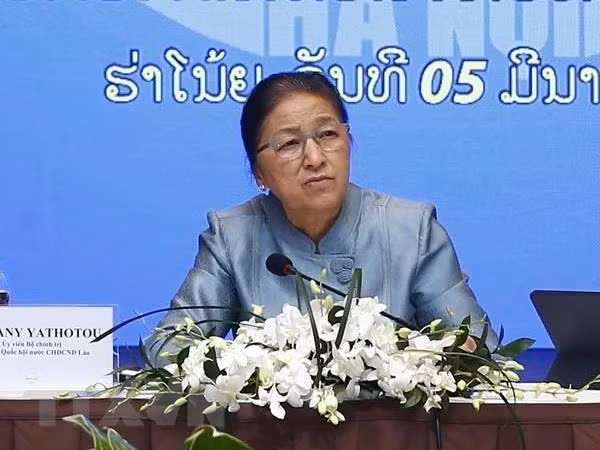 La présidente de l’AN du Laos se rend au groupe vietnamien Vingroup ảnh 1