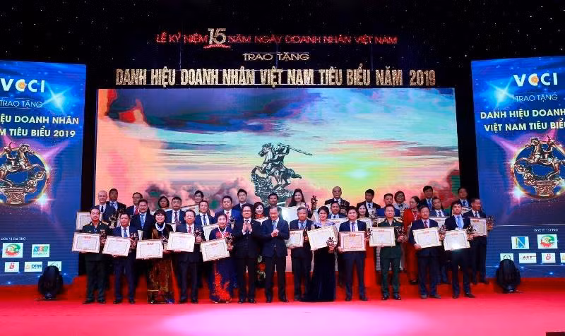 100 entrepreneurs exemplaires du Vietnam à l’honneur ảnh 1