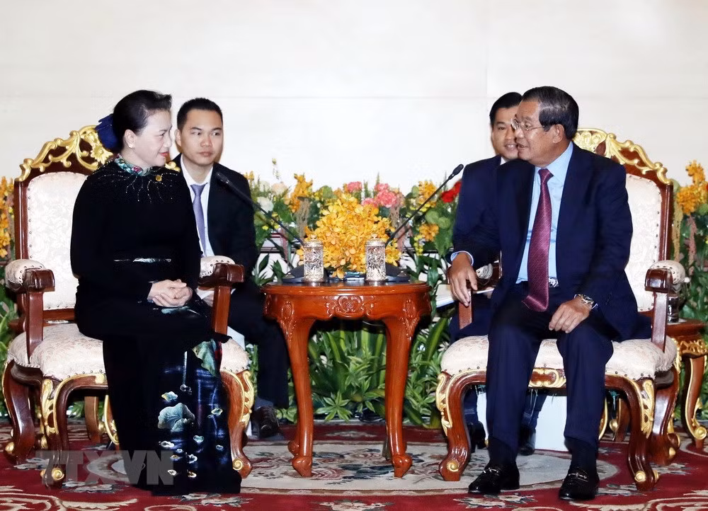 Entrevue entre la présidente de l’AN Nguyen Thi Kim Ngan et le Premier ministre cambodgien ảnh 1