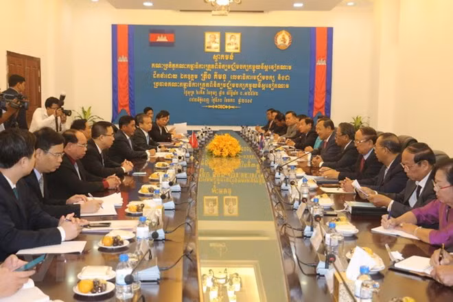 Une délégation de la Commission centrale du contrôle du Parti en visite au Cambodge ảnh 1