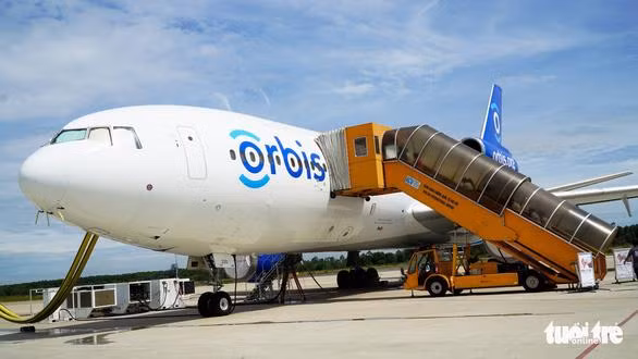 Ophtalmologie : l'hôpital ophtalmologique volant Orbis aide des habitants de Hue ảnh 1