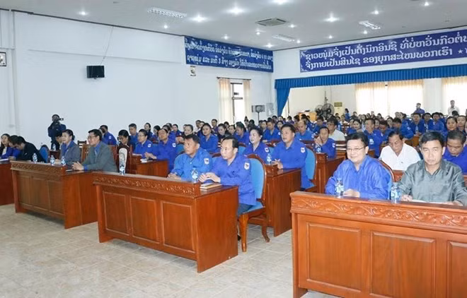 Des jeunes laotiens s'initient à l'idéologie du Président Ho Chi Minh ảnh 1
