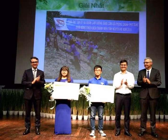 Remise des prix d’un concours photographique sur le changement climatique ảnh 1