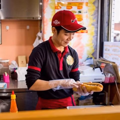 À Tokyo, le « bánh mì » vietnamien se vend comme des petits pains ảnh 1