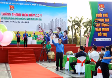 Le vice-Premier ministre Vuong Dinh Hue à la cérémonie de lancement du Mois des Jeunes ảnh 1
