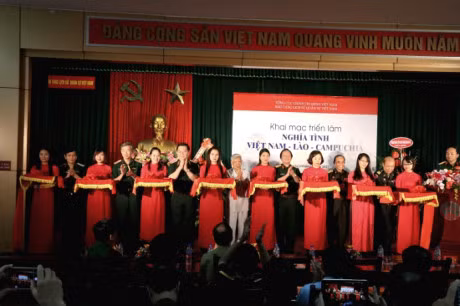 Exposition sur l’amitié entre le Vietnam, le Laos et le Cambodge ảnh 1