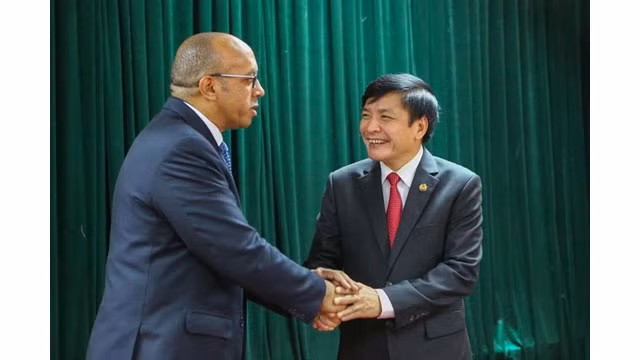 Le président de la Confédération du Travail du Vietnam reçoit l’ambassadeur de Cuba au Vietnam ảnh 1