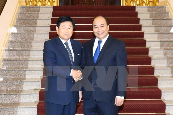 Le PM Nguyen Xuan Phuc reçoit l'ancien gouverneur de la ville sud-coréenne d’Osan ảnh 1