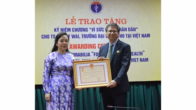 Insigne «Pour la santé du peuple» pour le docteur Lokky Wai ảnh 1