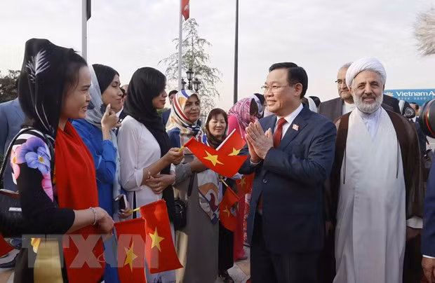 Le président de l'AN Vuong Dinh Hue rencontre la communauté vietnamienne en Iran ảnh 1