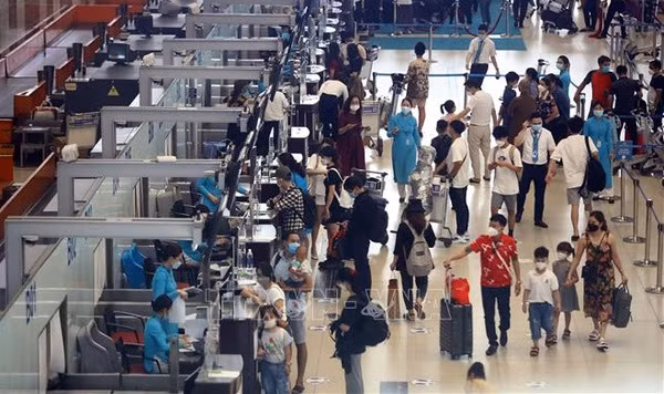 Environ 410.000 passagers attendus à l'aéroport de Noi Bai pendant les congés de la Fête nationale ảnh 1