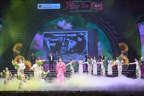 Un programme artistique spécial célébrant la Fête nationale ảnh 1
