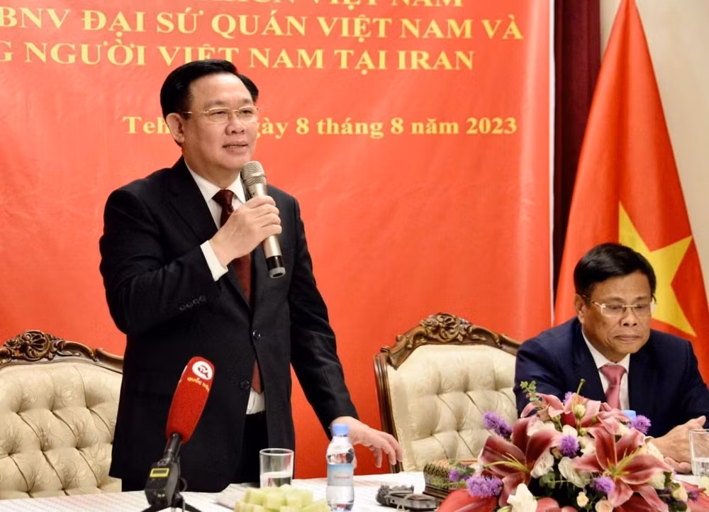 Le président de l'AN Vuong Dinh Hue rencontre la communauté vietnamienne en Iran ảnh 2