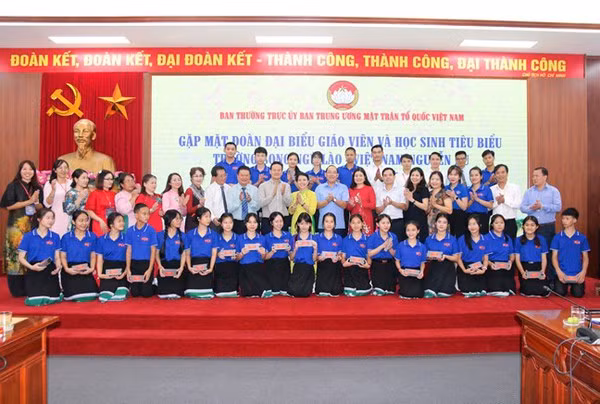 Une école bilingue contribue à promouvoir la culture vietnamienne au Laos ảnh 1