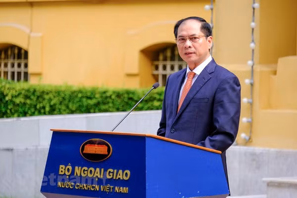 Le drapeau de l'ASEAN se lève à Hanoi pour son 56e anniversaire ảnh 3