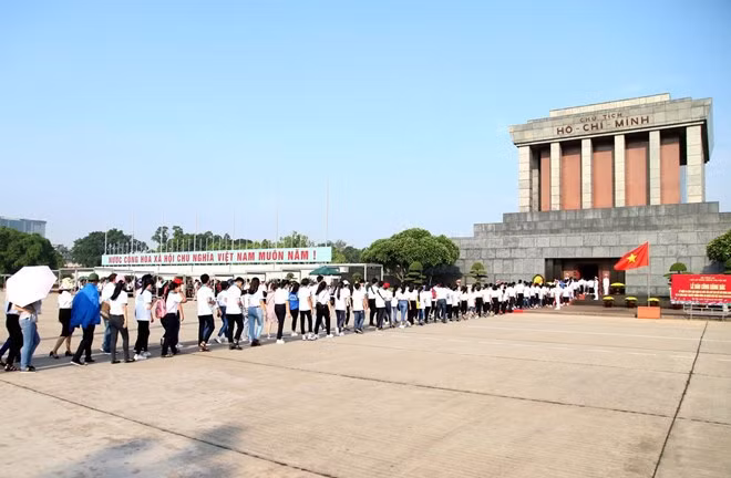 Le mausolée du président Hô Chi Minh rouvre aux visiteurs ảnh 1