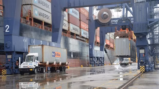 Le Vietnam affiche un excédent commercial de 20,19 milliards de dollars en huit mois ảnh 1
