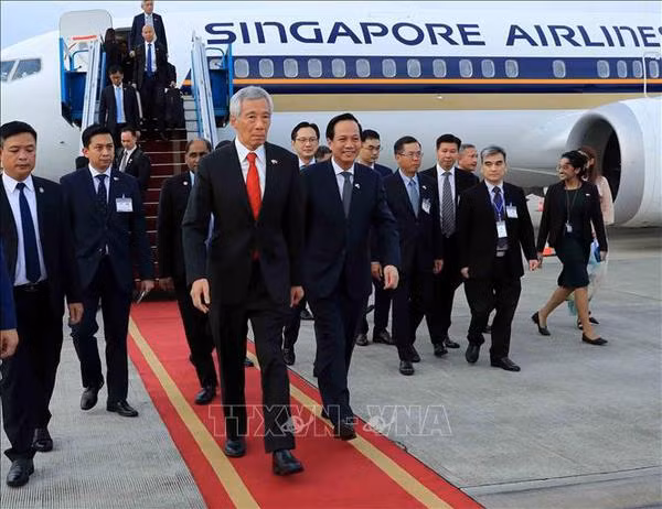 Le PM singapourien Lee Hsien Loong arrive à Hanoi pour une visite officielle au Vietnam ảnh 1
