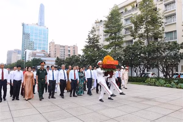 Fête nationale : Les dirigeants rendent hommage au Président Ho Chi Minh en son mausolée ảnh 4