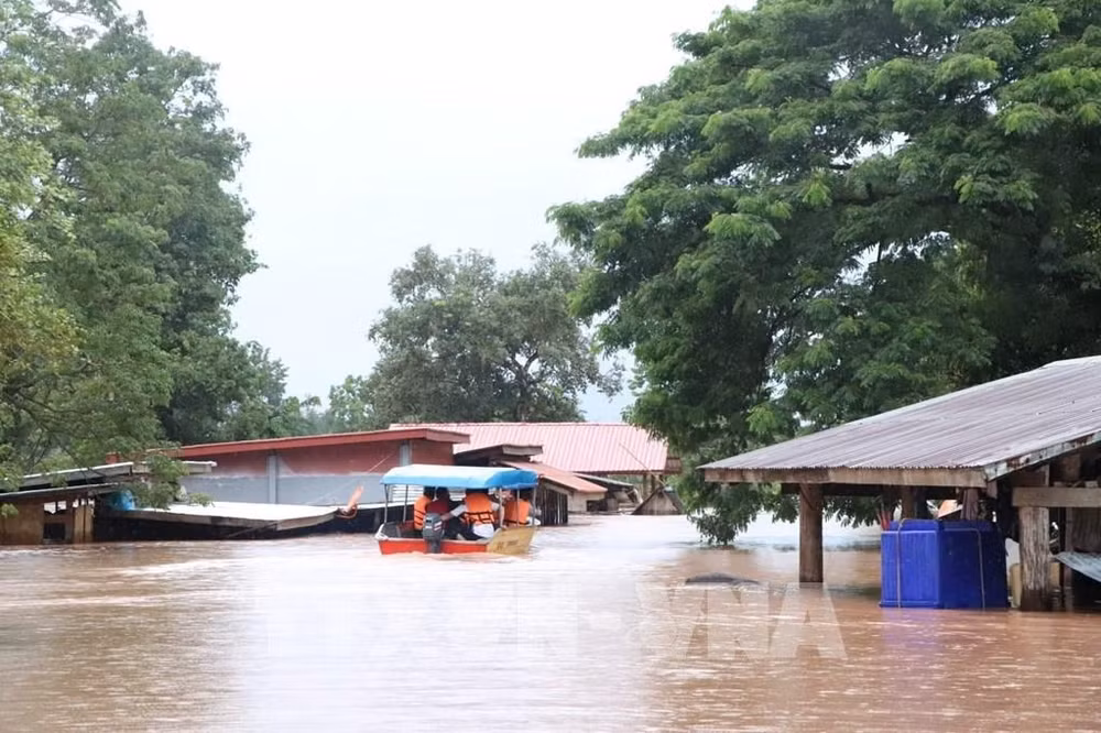 Tous les Vietnamiens piégés sur l'autoroute 8 au Laos ont été sauvés ảnh 1