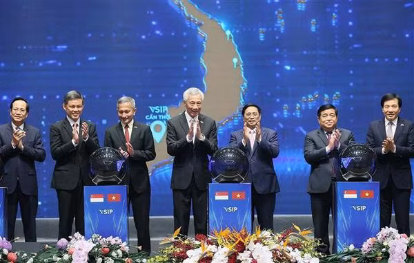 Les PM vietnamien et singapourien à une conférence sur la promotion de l’investissement ảnh 3