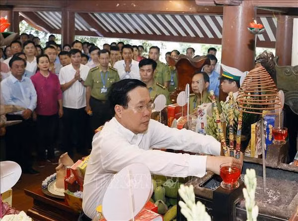 Le président Vo Van Thuong rend hommage au président Hô Chi Minh ảnh 1