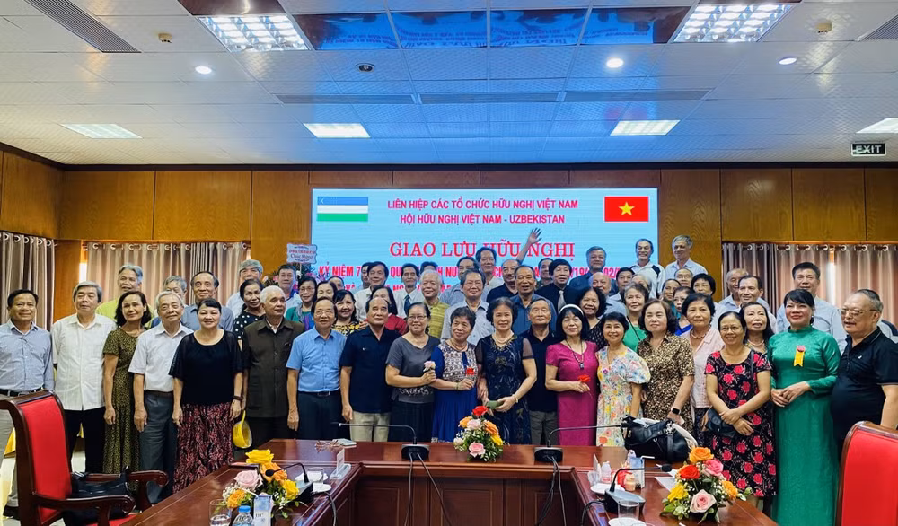 Échange d'amitié pour célébrer la Fête nationale du Vietnam et la Journée de l'Indépendance de l'Ouzbékistan ảnh 1 Échange d'amitié pour célébrer la Fête nationale du Vietnam et la Journée de l'Indépendance de l'Ouzbékistan ảnh 1