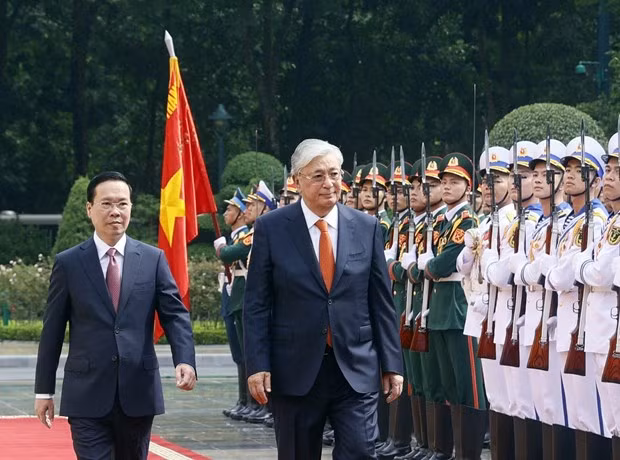 Cérémonie d'accueil du président kazakh Kassym-Jomart Tokayev à Hanoï ảnh 2