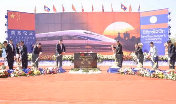 Mise en chantier de la ligne ferroviaire Laos-Chine à Vientiane ảnh 1