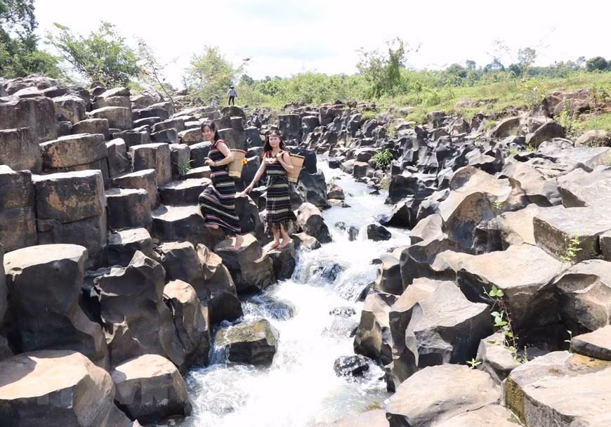 À Gia Lai, un ancien ruisseau rocheux qui ne laisse pas de marbre ảnh 1