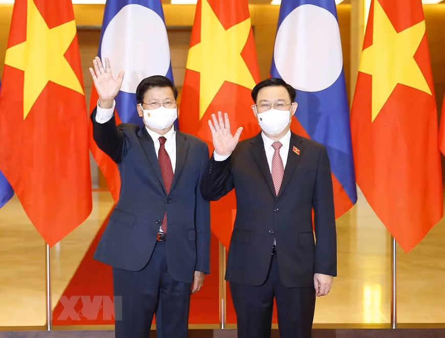 Entrevue entre le président vietnamien de l’AN et le SG et président lao Thongloun Sisoulith ảnh 1