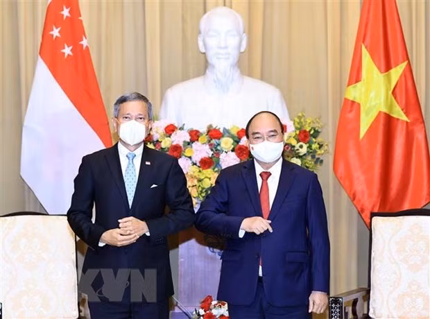 Le président Nguyên Xuân Phuc reçoit le ministre des Affaires étrangères de Singapour ảnh 1