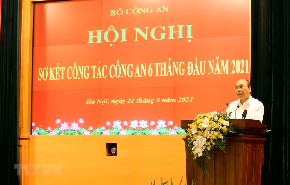 Le président Nguyên Xuân Phuc salue les forces de sécurité publique ảnh 1
