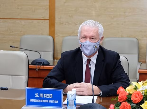 Le ministère de la Santé travaille avec des ambassadeurs sur les vaccins contre le COVID-19 ảnh 2