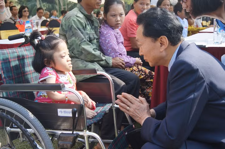 Don de l'ancien Premier ministre japonais aux handicapés vietnamiens ảnh 1