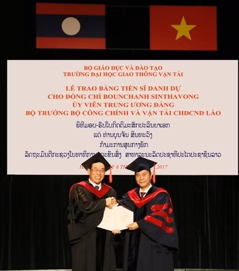 Remise du diplôme de docteur honoris causa au ministre laotien des Travaux publics et des Transports ảnh 1