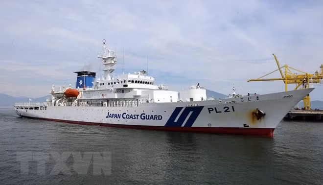 Le navire-école de la garde-côte japonaise Kojima jette l'ancre à Da Nang ảnh 1