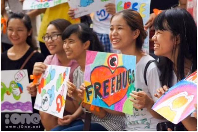 Free Hugs, la fête des câlins gratuits à Hô Chi Minh-Ville ảnh 1