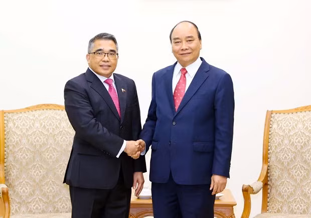 Le Premier ministre Nguyên Xuân Phuc reçoit l'ambassadeur des Philippines ảnh 1
