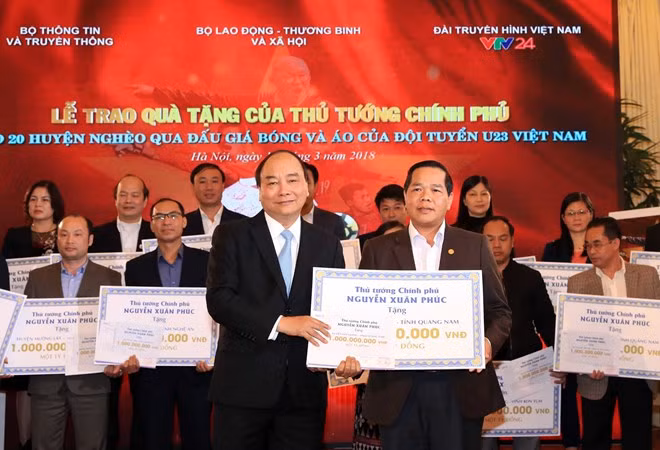 Vente aux enchères d’articles du Onze national: 20 Mds de dongs pour 20 districts démunis ảnh 1