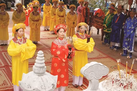 L’offrande d’encens, une belle pratique culturelle des Vietnamiens ảnh 1