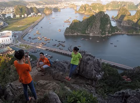 Quang Ninh : la baie de Ha Long vue du mont Bài Tho ảnh 1